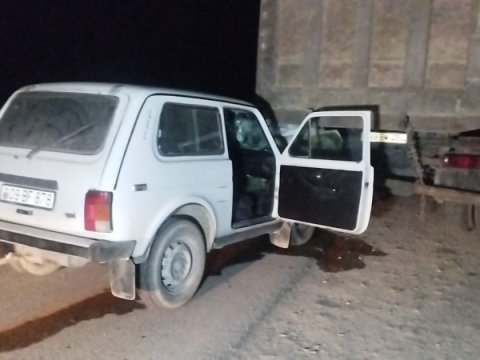 "Niva" yük maşınına çırpıldı - Yaralılar var
