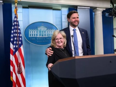 Alkaşlıqdan xilas olmasının 10 illiyini Ağ Evdə qeyd etdi