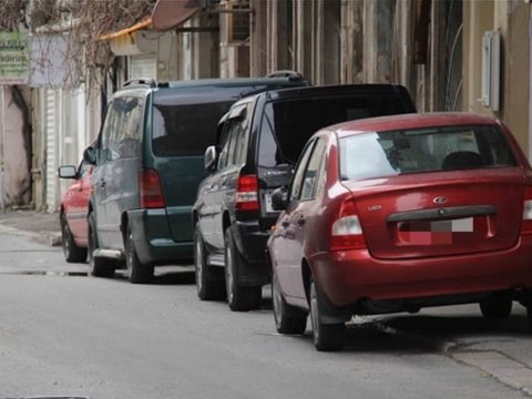 Maşını&nbsp;səkidə saxlayanların nəzərinə&nbsp;- 60 manat və 2 bal CƏRİMƏ