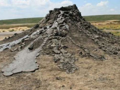 Lökbatanda vulkan püskürdü