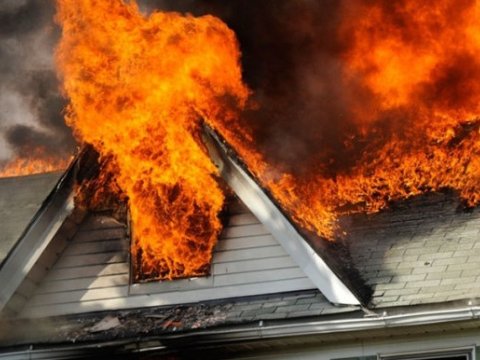 Sabirabadda 7 otaqlı ev&nbsp;yandı