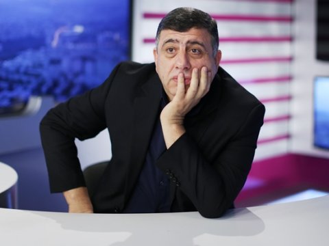 Orxan Fikrətoğlu "daş" daşıyır