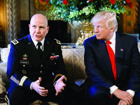 Ağ Evdə kuryoz hadisə: Trampı keçmiş müşavirlə calaşdırdılar