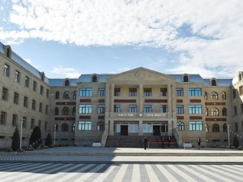 Gəncə məktəbində insident - Şagirdlər müəllimi döydü