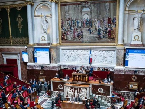 Fransa jurnalistləri parlamentdən qovuldular