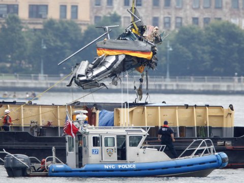 Helikopter çaya düşdü: ölən var