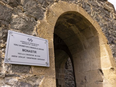 &ldquo;AzerGold&rdquo;un təşəbbüsü ilə Daşkəsəndə abidələrə məlumat lövhələri quraşdırılıb -&nbsp;FOTO