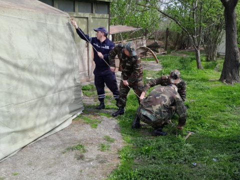 Evi yararsız vəziyyətə düşən ailəyə çadır quruldu - FOTO