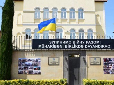 Ukraynanın Azərbaycandakı səfirliyində bayraqlar endirildi