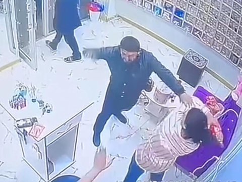 Qazi bıçaqlanmazdan əvvəl qadın salonuna hücum edib - ANBAAN GÖRÜNTÜLƏR