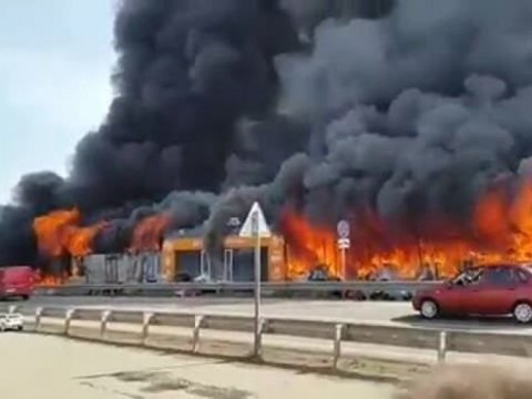 Buzovnada ticarət mərkəzi yandı