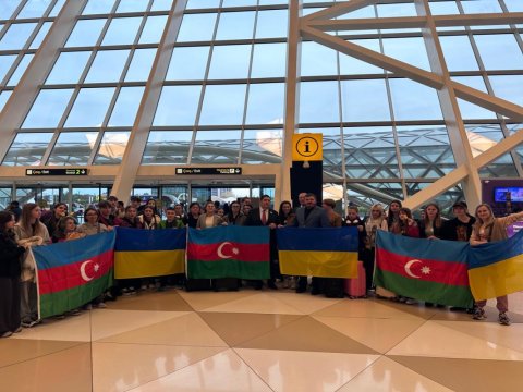 Ukraynadan daha bir qrup uşaq Azərbaycana gətirildi