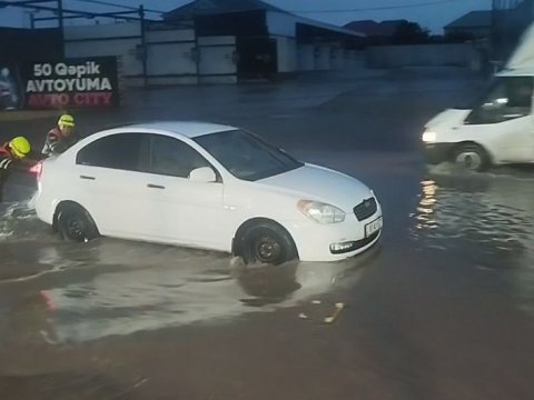 Əraziləri su basdı: Nazirlik hərəkətə keçdi - VİDEO