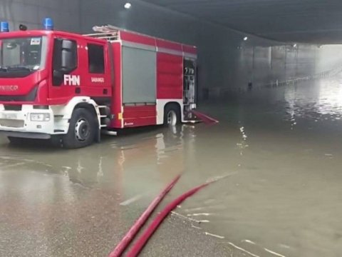 FHN əməkdaşları Xırdalanda su basmış evlərə cəlb edildi  - VİDEO