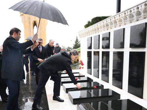 Gürcüstan Prezidenti Şəhidlər xiyabanında - FOTOLAR