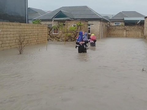 Su basmış ərazilərdən vətəndaşların təxliyəsi davam edir - VİDEO