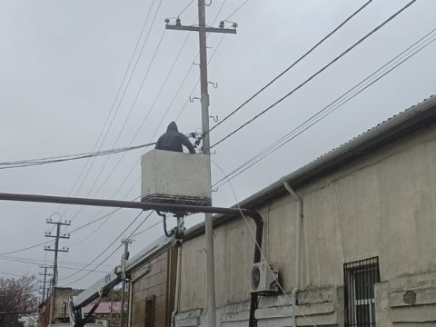 Güclü küləyin yaratdığı qəzalar aradan qaldırılır - "Azərişıq"