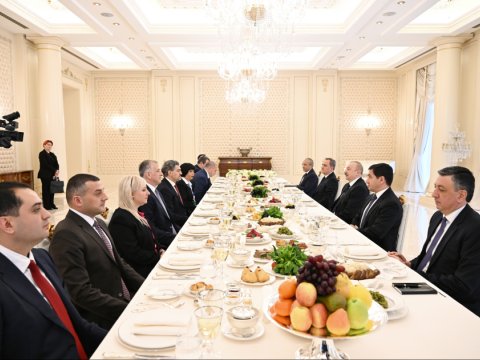 Prezidentlərin geniş təkibdə görüşü