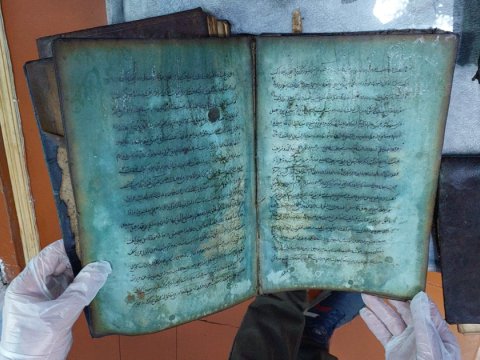 Masallıda çaydan XIX əsrə aid kitablar tapıldı - FOTO