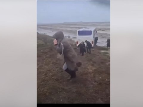 Marşrut avtobusu güclü külək səbəbindən yoldan çıxaraq çökəkliyə düşdü