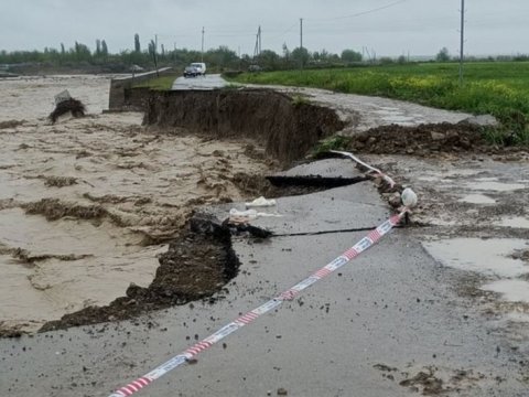 Sel Ağsuda avtomobil yolunu yararsız hala saldı