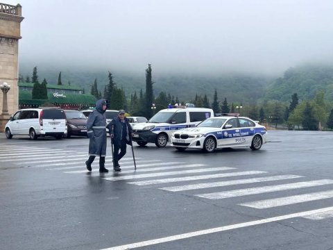 Çətin gündə çətir olan Azərbaycan polisi - FOTO+VİDEO