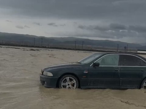 Aramsız yağışa görə bu yol bağlandı