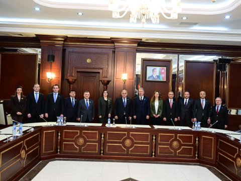 Komitə sədri Hulusi Akarla görüşdü