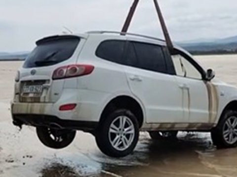 Ödənişli yolda maşın sudan belə çıxarıldı - VİDEO