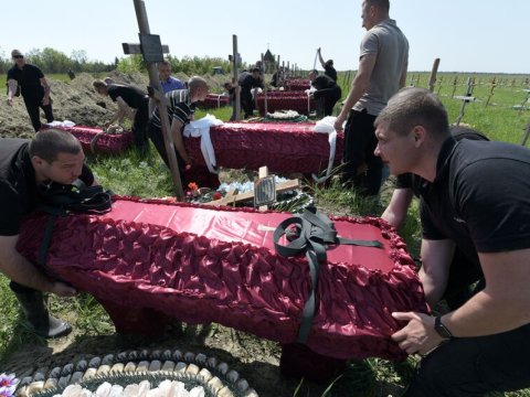 Ukraynaya 900-dən çox hərbçinin meyiti qaytarıldı