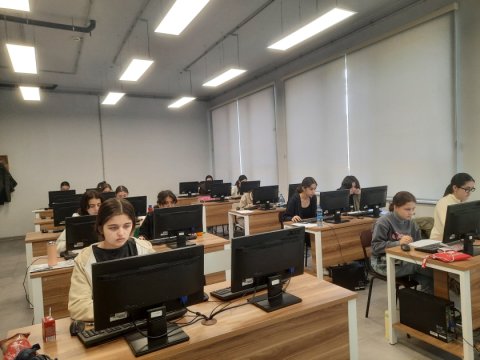 Məktəbli qızlar Avropa Qızlar İnformatika Olimpiadasında