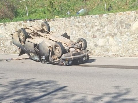 Kəlbəcərə gedən yolda maşın aşdı