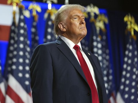 Tramp&nbsp;rüsumların tətbiqini DAYANDIRDI