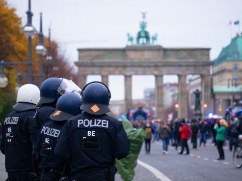 Berlinin mərkəzində ATIŞMA