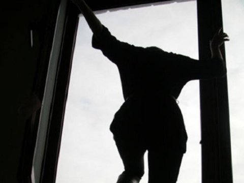 Qız 25-ci mərtəbədən yıxıldı -&nbsp;Sağ qaldı