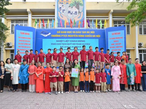 Leyla Əliyeva Hanoyda görmə qabiliyyəti məhdud şəxslərlə görüşdü - FOTO