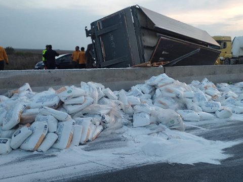Yük maşını aşdı, yolu bağladı
