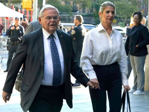 Menendezin həyat yoldaşı da ittiham edildi