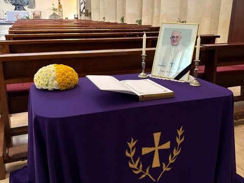 Roma Papasının vəfatı ilə əlaqədar Bakıda başsağlığı kitabı açıldı