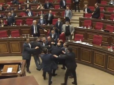 Ermənistan parlamentində əlbəyaxa dava - VİDEO