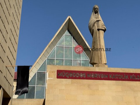 Roma Papası üçün Bakıda qara bayraq asıldı - FOTOREPORTAJ