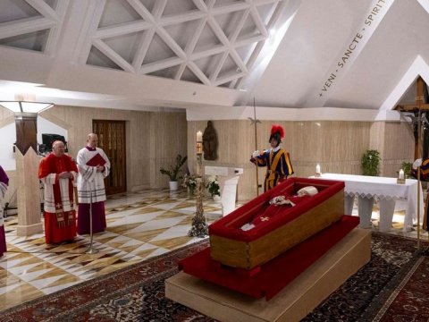 Roma Papasının cənazəsi Müqəddəs Pyotr Kilsəsinə gətirildi