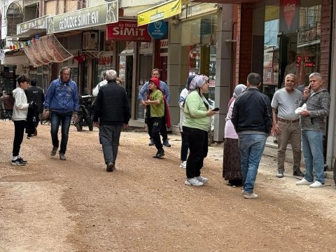 İstanbuldakı zəlzələdə balkondan tullanan şəxs yaralandı&nbsp;- VİDEO