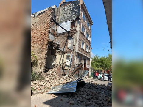 İstanbulda zəlzələ&nbsp;binanı&nbsp;uçurdu - FOTO