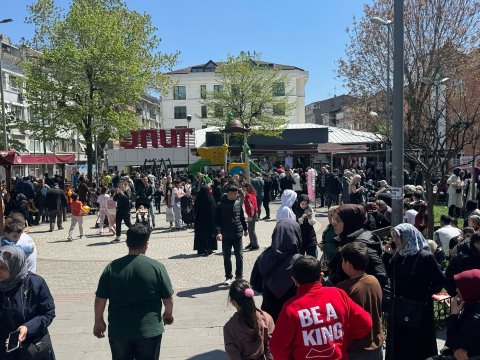 Zəlzələ sonrası insanlar küçələrə axın edir