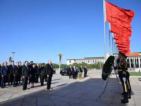 İlham Əliyev&nbsp;Pekində Xalq Qəhrəmanları Abidəsini ziyarət edib - FOTO