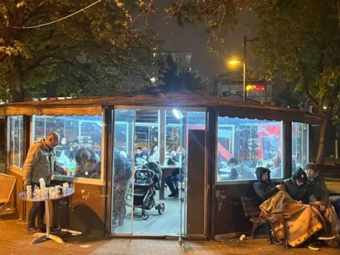 Zəlzələyə görə gecəni küçədə keçirdilər - FOTO