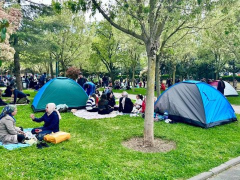 İstanbulda səhər çadırlarda açıldı