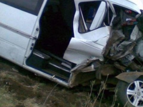 Lerikdə mikroavtobus aşdı - 1 ölü, 4 yaralı