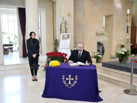 Prezidentlə xanımı&nbsp;Müqəddəs Məryəm Ana kilsəsində - FOTO